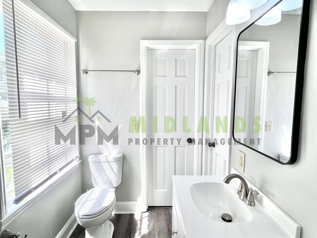 Building Photo - 300 Lydgate Dr