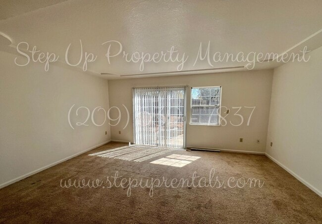 Building Photo - Splendid 2 Bedroom 1.5 Bath Townhouse Near...