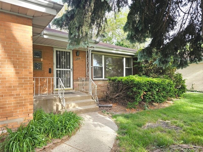 Building Photo - 8823 Mango Ave