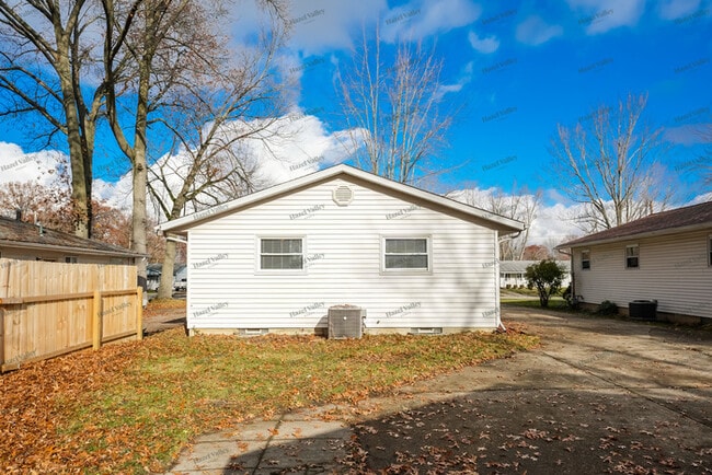 Building Photo - 707 Stanford Ave