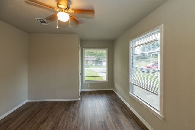Building Photo - Just Renovated! Close to Hwy 287 Immediate...
