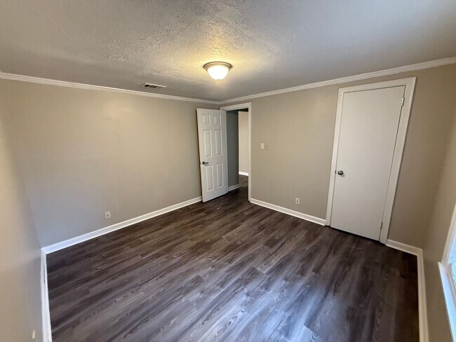 Building Photo - Spacious 3 Bedroom 1  Bath home with Appliance and Washer/Hookup.