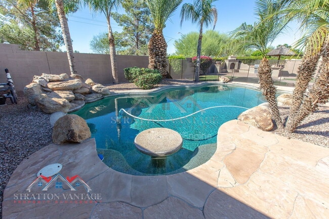 Building Photo - 661 E Julian Dr