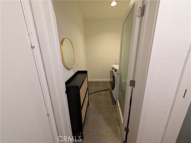 Building Photo - 585 N Rossmore Ave