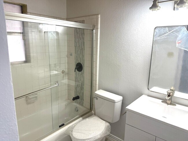 Building Photo - 608 Sesame Ln