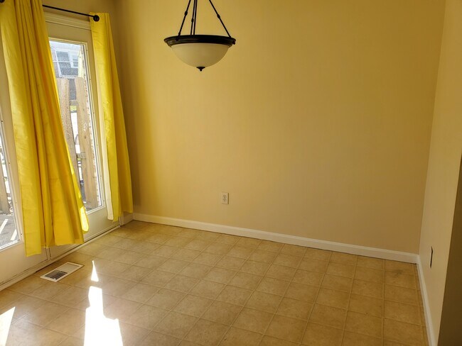 Building Photo - 1215 Weybridge Rd