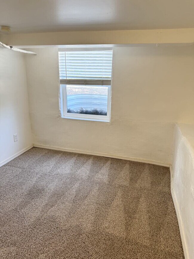 Building Photo - "Charming 2-Bed Apartment with ALL UTILITI...