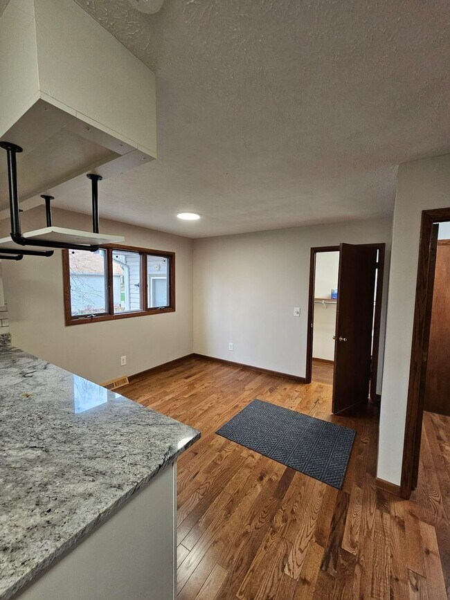 Building Photo - Remarkable 5 Bedroom Home For Rent in Mentor