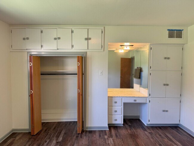 Building Photo - Charming 4 Bed 2 Bath Home in Morningside!