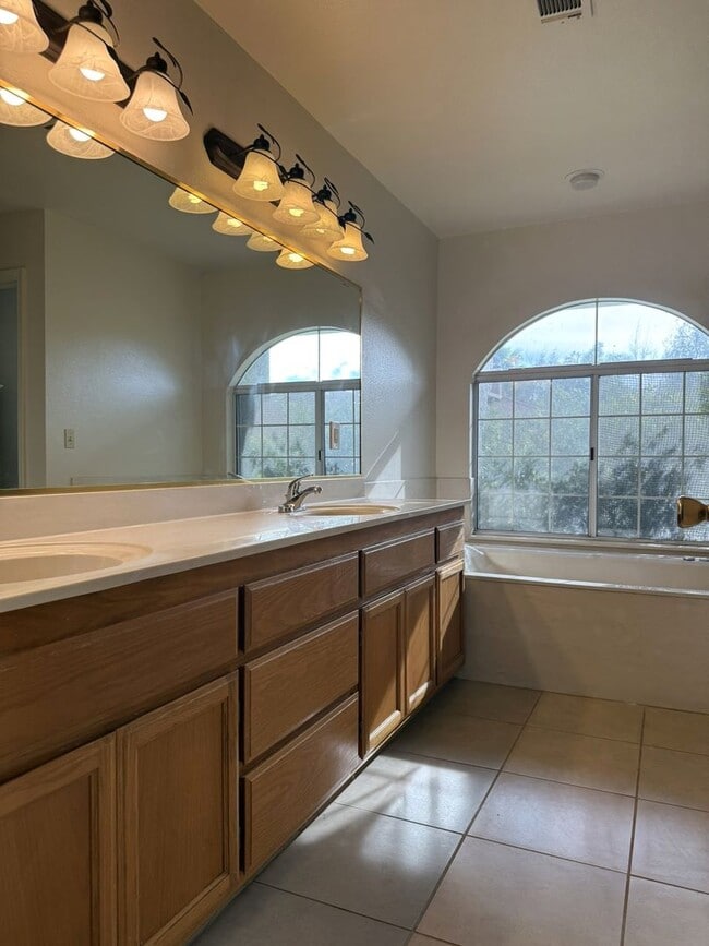 Building Photo - Adorbs 3/2 available NOW!!!