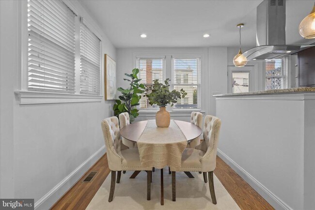 Building Photo - 521 Quintana Pl NW