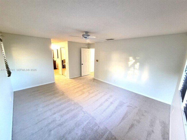 Building Photo - 723 Juniper Ln