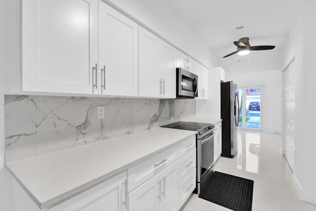 Building Photo - 8608 Vía Giula