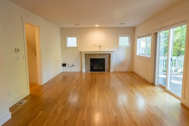 Building Photo - 4bd/2.5ba Seattle Home