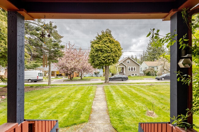 Building Photo - Charming 2-Bedroom Home Near Downtown Bellingham – Private Yard & Cozy Living