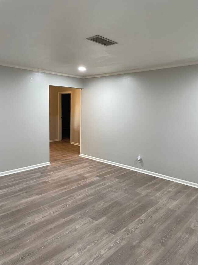 Building Photo - 400 Schenkel Ln