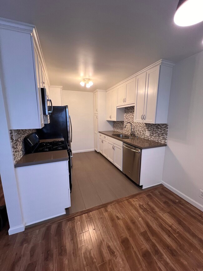Kitchen - 615 N Flores St