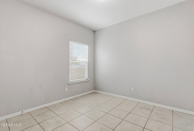 Building Photo - 11500 Summer Dr