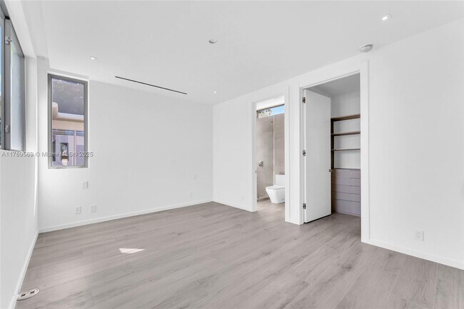 Building Photo - 2110 S Miami Ave
