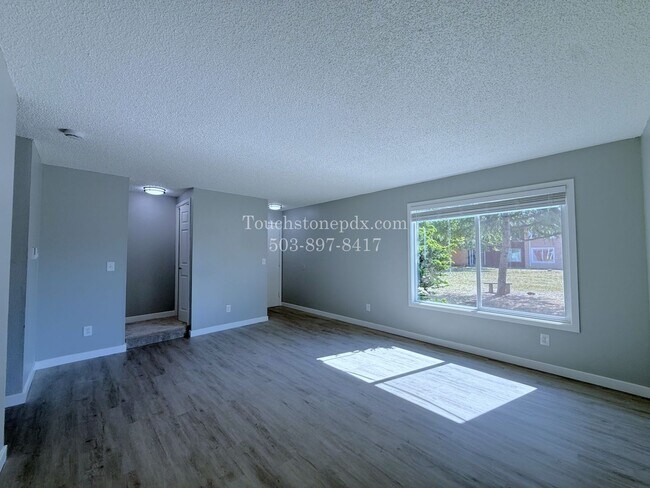 Building Photo - Bright East Portland 3 Bed Apartment Home with Two-Level Layout and Assigned Parking