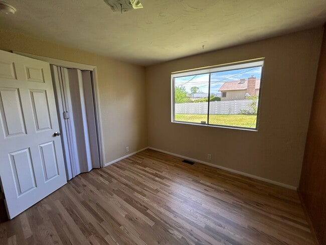Building Photo - 718 Brassie Dr