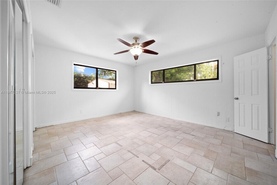 Building Photo - 19402 NE 19th Ct