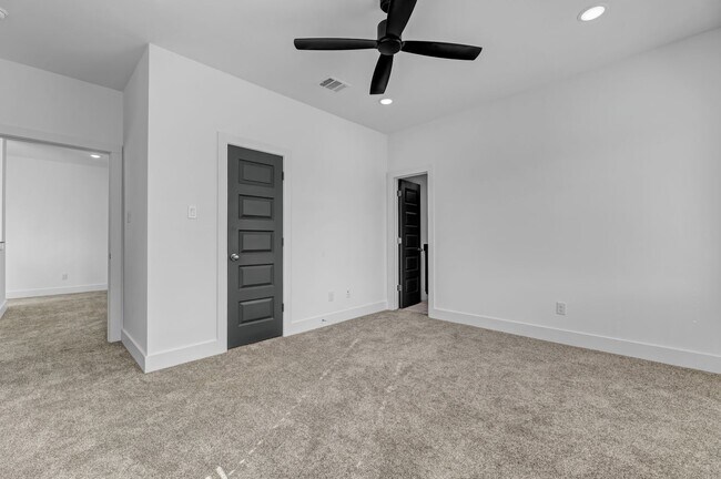 Building Photo - MOVE IN SPECIALS