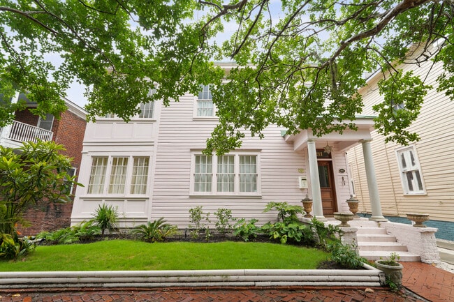 Building Photo - 211 W 40th St
