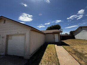 Building Photo - Duplex Located West Of University Near Par...