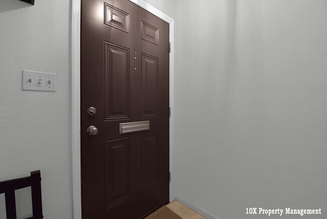 Building Photo - 911 Manor Ln