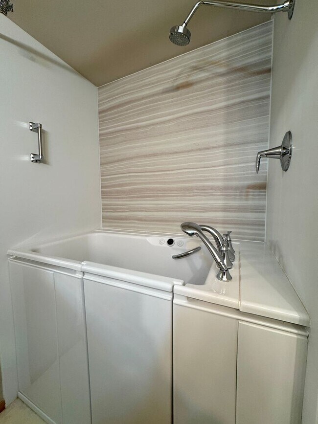 Building Photo - In town Kingston, walking distance to the Seattle and Edmonds ferry, main floor condo