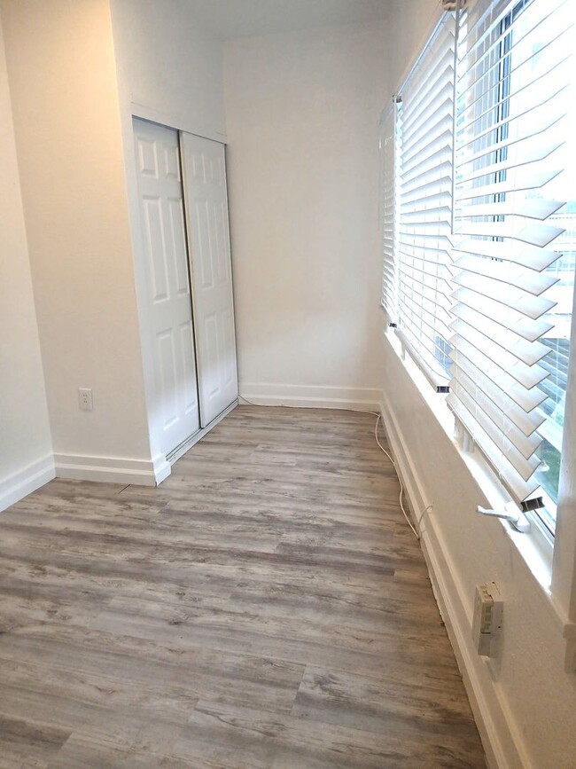 Building Photo - 2802