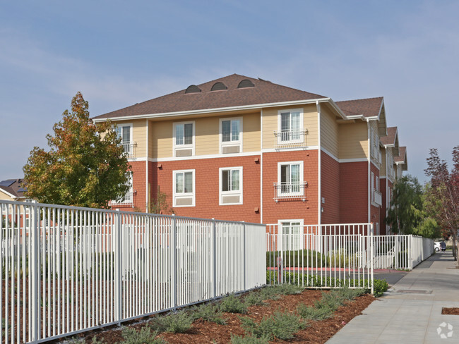 Building Photo - Sierra Gateway I