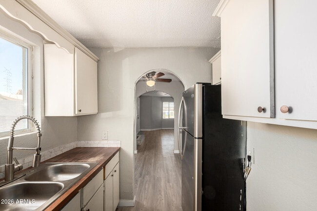 Building Photo - 2135 W Hadley St