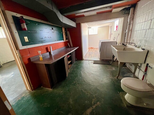 Building Photo - Pittsburgh - 2 Bedroom 1.5 Bathroom - Home...