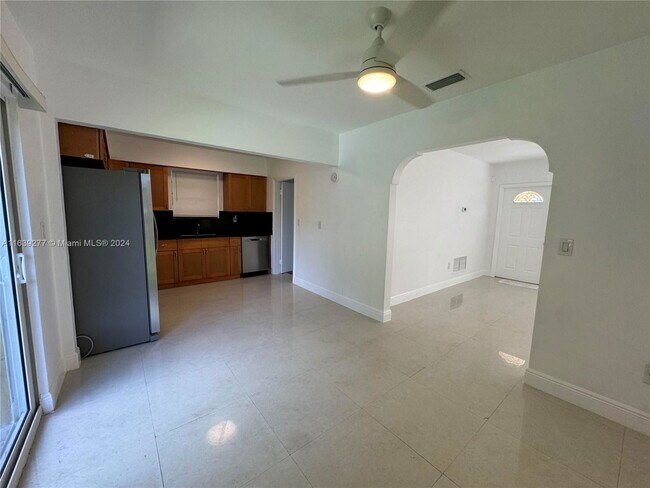 Building Photo - 13824 NE Miami Ct