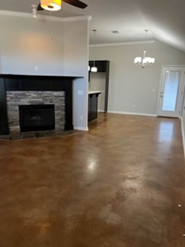 Building Photo - This home will not last long!