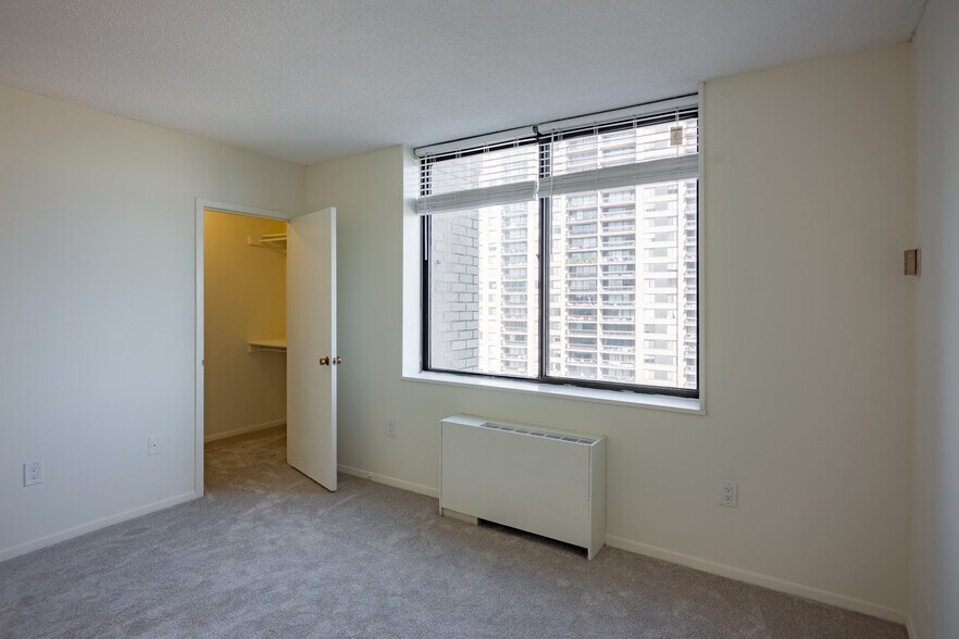 bedroom with big walking closet - 3701 S George Mason Dr