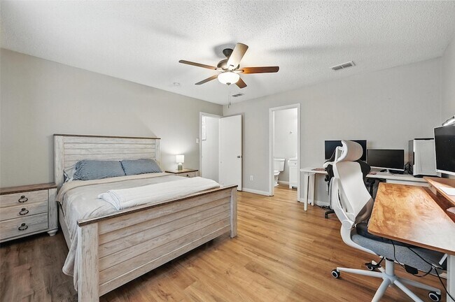 Building Photo - 636 Capricorn St