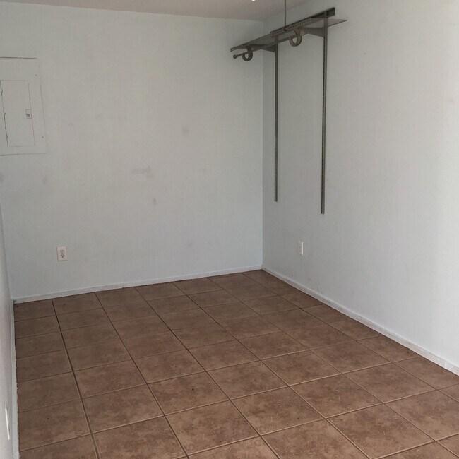 Building Photo - 1036 E 43rd St