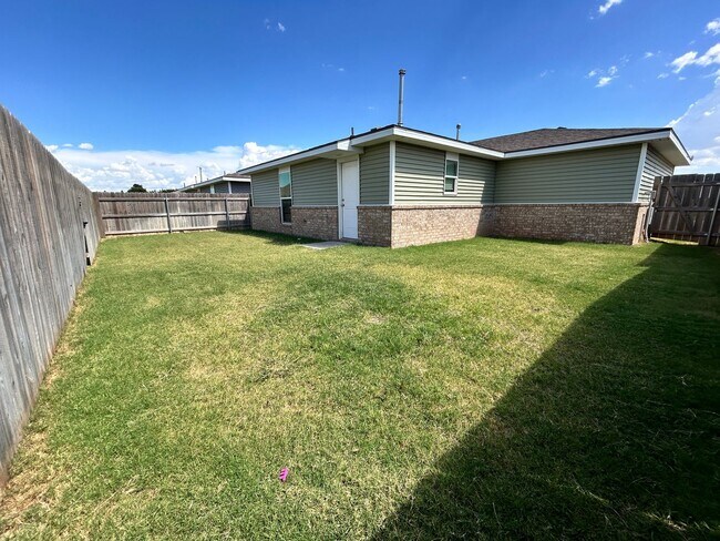 Building Photo - 3 bed 2 bath