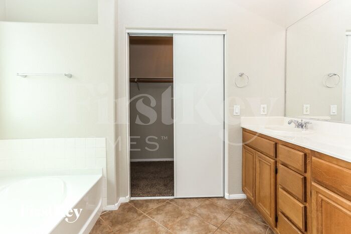 Building Photo - 9448 Biroth Ct