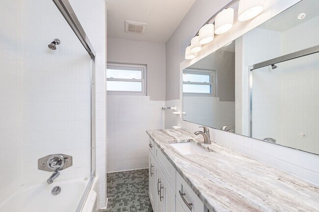 Building Photo - Updated Beach Park Home