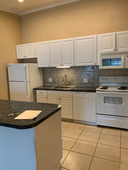 Building Photo - 520 7th Pl