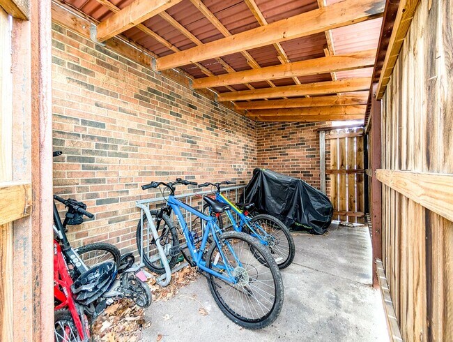 Building Photo - 600 S York St