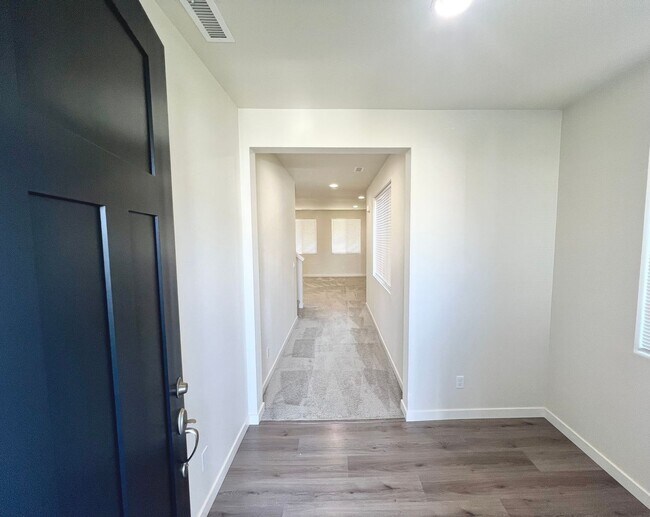 Building Photo - AVAILABLE NOW! 3BD 2.5 BATH TUMWATER LIVING