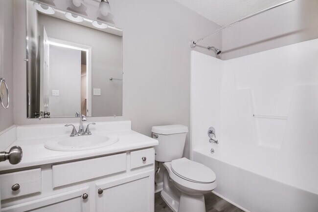 Building Photo - 2213 Maybrook Dr