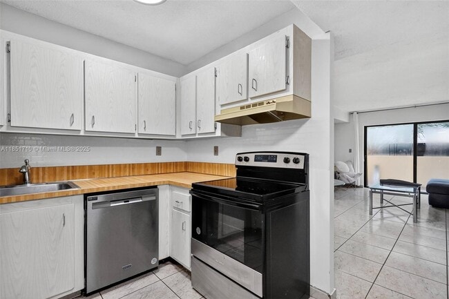 Building Photo - 2924 Collins Ave