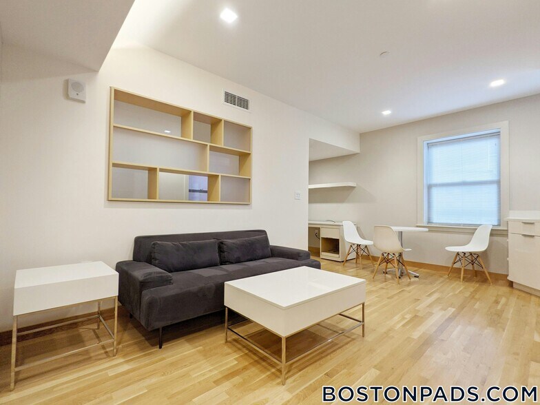Building Photo - 115 Mt Auburn St