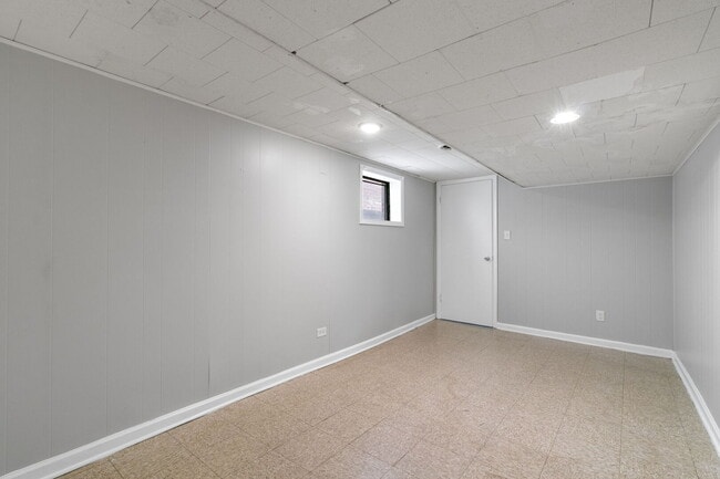 Building Photo - 7216 S Central Park Ave